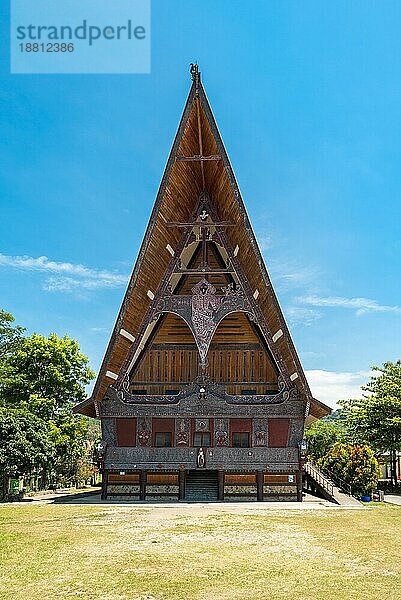 Die katholische Inkulturationskirche St. Michael im Hauptort der Samosir Insel Pangururan im Toba See im Norden Sumatras