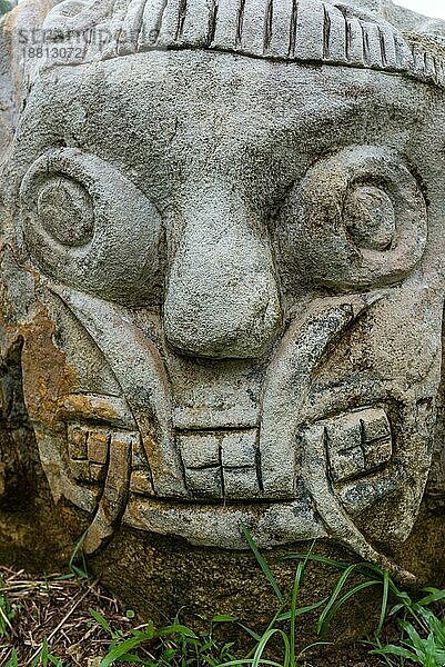 Skulpturen mit traditionellen Motiven  die von verschiedenen Künstlern aus der ganzen Welt geschnitzt wurden und im Sarawak Cultural Village ausgestellt sind