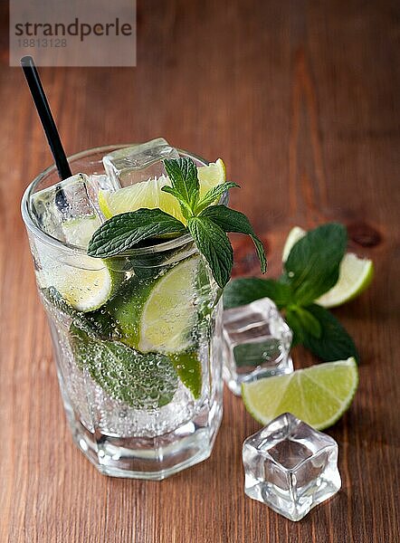 Mojitococktail auf weißem Hintergrund