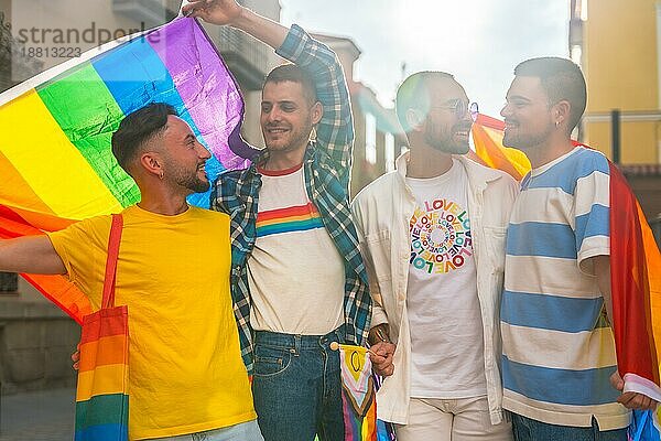 Homosexuelle Freunde  die sich auf einer Gay Pride Party in der Stadt amüsieren  Vielfalt der jungen Leute  Demonstration mit Regenbogenfahnen  lgbt Konzept