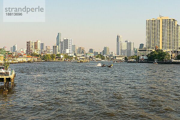 In Bangkok ist der Chao Phraya eine wichtige Verkehrsader für ein Netz von Flussbussen  Fähren zur Überquerung des Flusses und Wassertaxis. Der Fluss schlängelt sich durch die Stadt in südlicher Richtung und mündet etwa 25 Kilometer südlich der Stadt in den Golf von Thailand