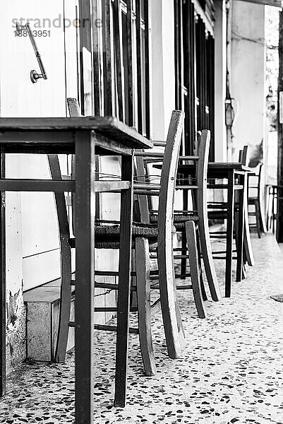 Einfarbiges Bild mit Tisch und Stühlen im Dorf Pitsidia im Süden von Kreta. Pitsidia liegt im Süden des Ida Gebirges in der Nähe von Matala. Ein nettes kleines Dorf und Touristenziel