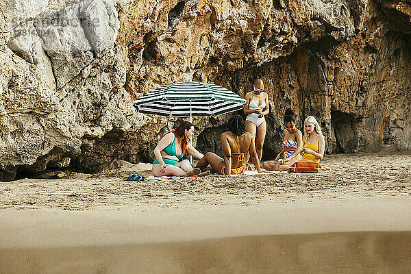 Freunde verbringen ihre Freizeit im Sand am Strand