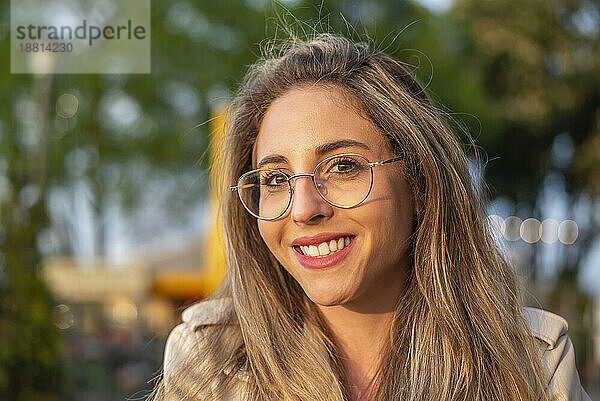 Glückliche junge Frau mit Brille