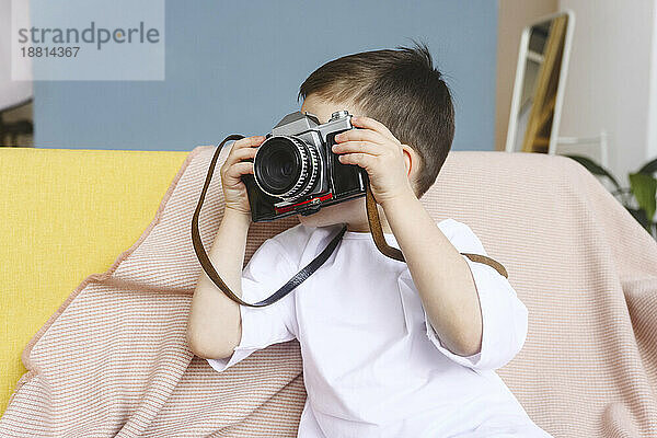 Junge fotografiert mit Vintage-Kamera