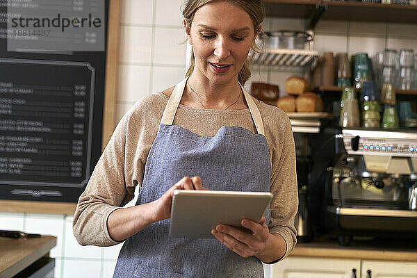 Coffeeshop-Besitzer nutzt Tablet-PC im Café