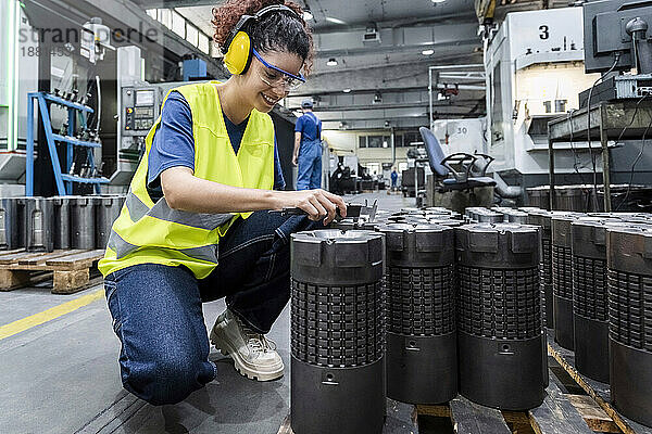 Ingenieur trägt reflektierende Kleidung und arbeitet in einer modernen Fabrik