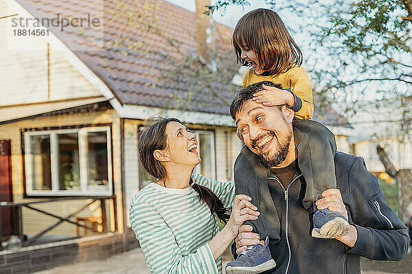 Glückliche Familie verbringt ihre Freizeit im Vorgarten