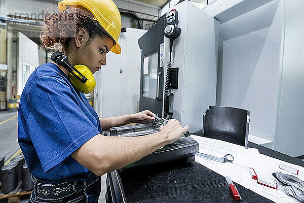 Wartungsingenieur arbeitet in einer modernen Fabrik