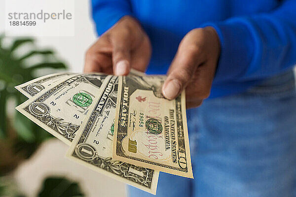 Nahaufnahme einer Frau mit Banknoten