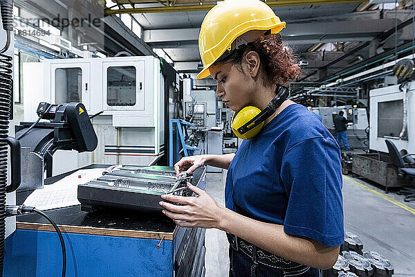 Wartungsingenieur arbeitet in der Fabrik mit Robotik