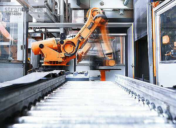Verschwommene Bewegung des Roboterarms in der Fabrik