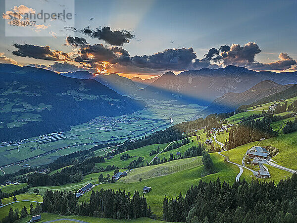 Malerische Aussicht auf die Berge und das Zillertal bei Sonnenaufgang  Österreich  Tirol