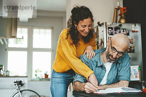 Mann und Frau diskutieren zu Hause über Finanzrechnungen