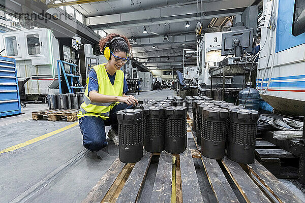 Wartungstechniker in reflektierender Kleidung arbeitet in der Fabrik