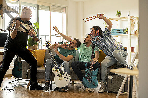 Musiker amüsieren sich gemeinsam im heimischen Wohnzimmer