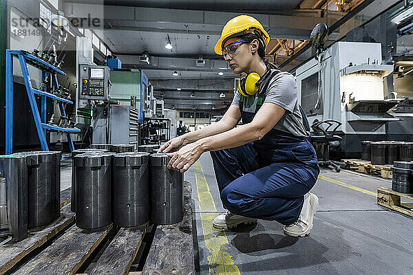 Wartungsingenieur mit Schutzhelm arbeitet in einer modernen Fabrik