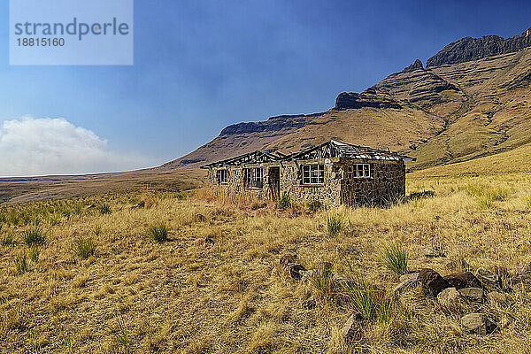 Verlassene Hütten im Tal von KwaZulu-Natal  Drakensberge  Südafrika
