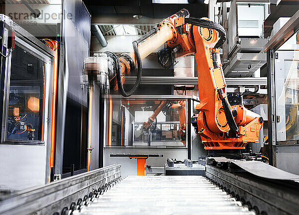 Roboterarm über Produktionslinie in der Fabrik
