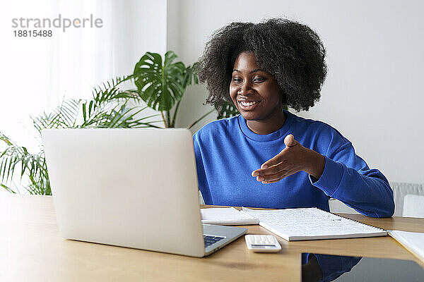 Afro-Freelancer-Videokonferenzen auf Laptop im Heimbüro