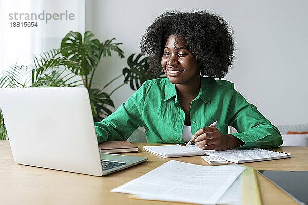 Afro-Freiberufler arbeitet im Heimbüro am Laptop