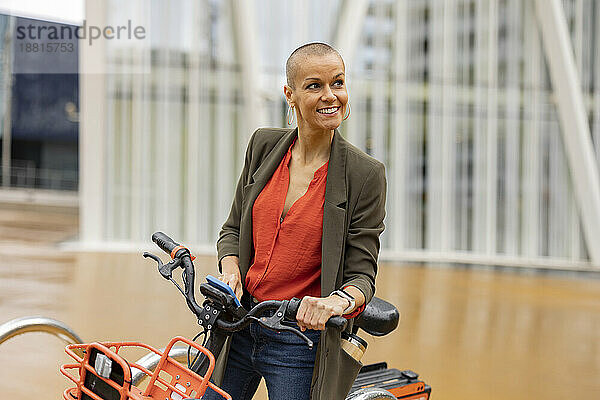 Frau mit Fahrrad auf der Straße