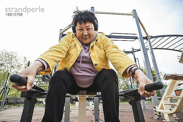 Lächelnde ältere Frau  die im Park trainiert