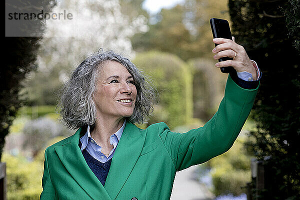 Lächelnde ältere Frau  die ein Selfie mit dem Smartphone macht