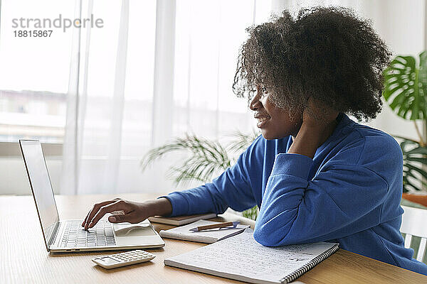 Afro-Geschäftsfrau arbeitet im Heimbüro am Laptop