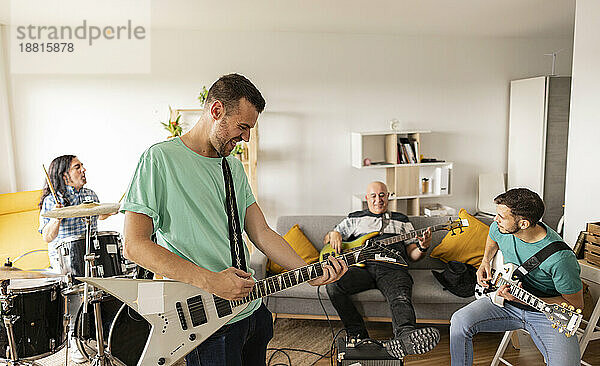 Rockmusiker üben gemeinsam mit Musikinstrumenten zu Hause