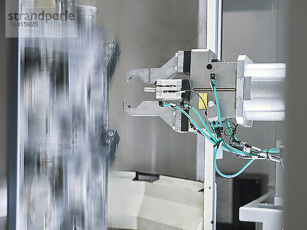 Robotermaschinenteil an der Produktionslinie im Werk