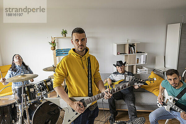 Musiker üben zu Hause gemeinsam mit Musikinstrumenten