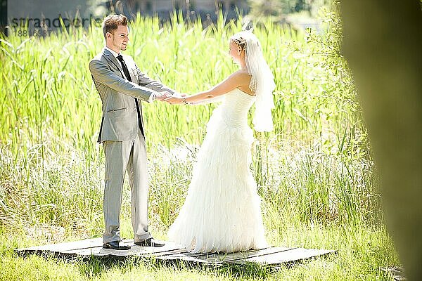 braut und bräutigam mit brautkleid und anzug in der natur