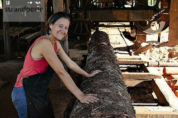 Trotz der Herausforderungen  die der Beruf mit sich bringt  kann eine Frau  die in einem Sägewerk arbeitet  Erfüllung finden  wenn sie weiß  dass sie zur Produktion wichtiger Baumaterialien beiträgt