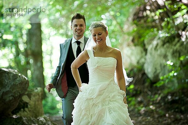 braut und bräutigam mit brautkleid und anzug in der natur