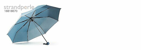 Blaür Regenschirm vor weißem Hintergrund
