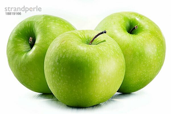 Drei grüne Äpfel vor weißem Hintergrund