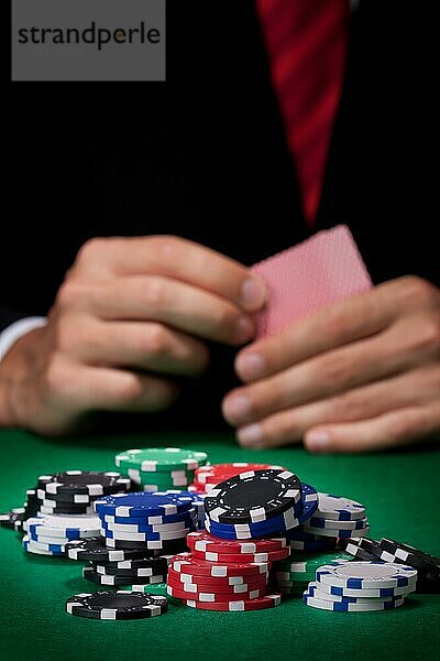 Mann beim Pokern