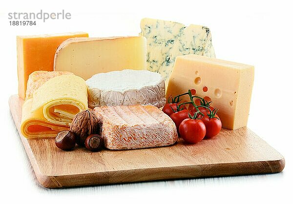 Verschiedene Käsesorten vor weißem Hintergrund