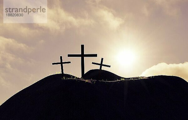 Drei Kreuze auf einem Hügel  Auferstehung von Jesus Christus  Kreuzigung  3D Rendering