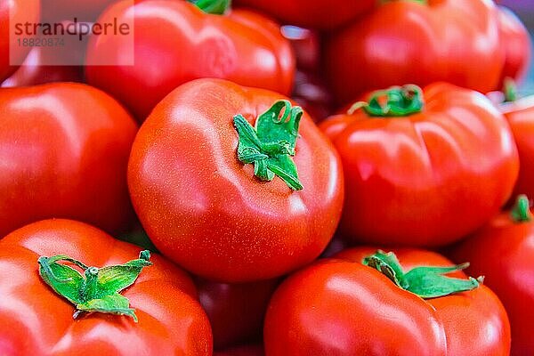 Frische Bio Tomaten auf dem Straßenmarkt