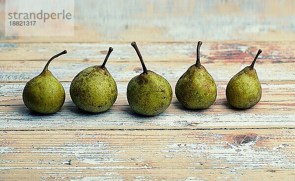 Fünf kleine grüne Birnen in einer Reihe