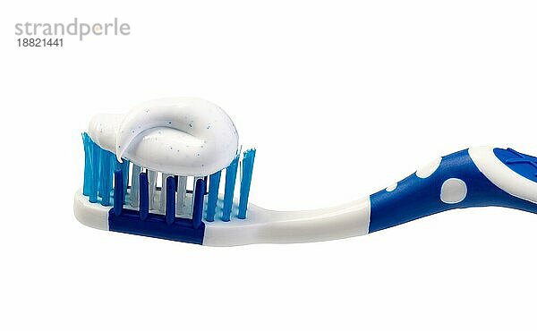Zahnbürste und Zahnpasta auf weißem Hintergrund