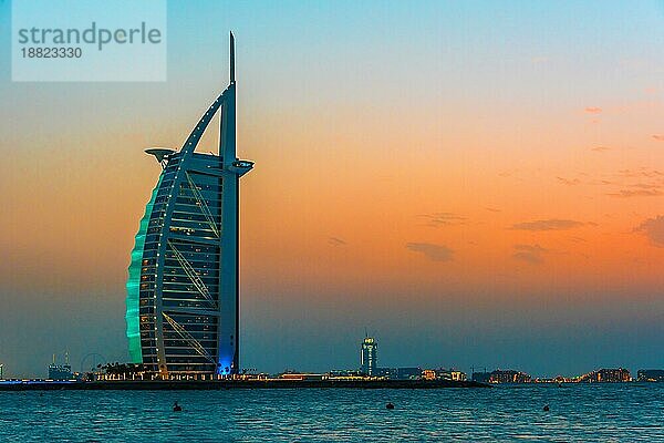 DUBAI  VEREINIGTE ARABISCHE EMIRATE 11. FEB 2019: Der Burj Al Arab oder Turm der Araber  ein Luxushotel in Dubai  Vereinigte Arabische Emirate  Asien