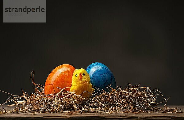 Ostern Hintergrund auf einem alten rustikalen Holztisch