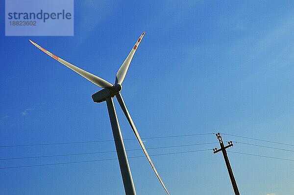 Windkraftanlagen Bauernhof. Windkraftwerk