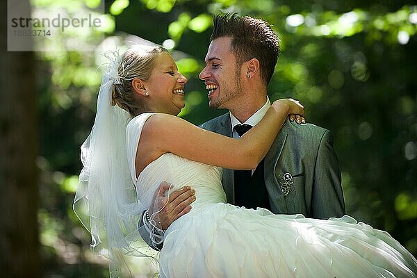 braut und bräutigam mit brautkleid und anzug in der natur