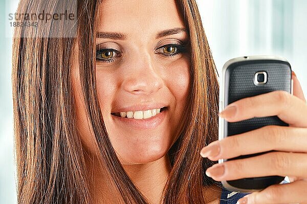 Lächelnde junge Frau mit Smartphone. Selfie