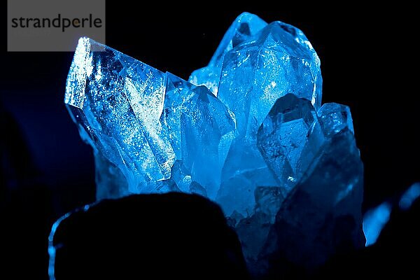 weißer blau leuchtender bergkristall quartz mit im gegenlicht
