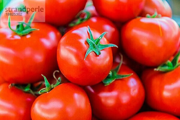 Frische Bio Tomaten auf dem Straßenmarkt